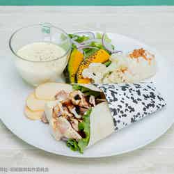 【七海建人】アップルポークラップサンド税込1,540円(C)芥見下々/集英社・呪術廻戦製作委員会