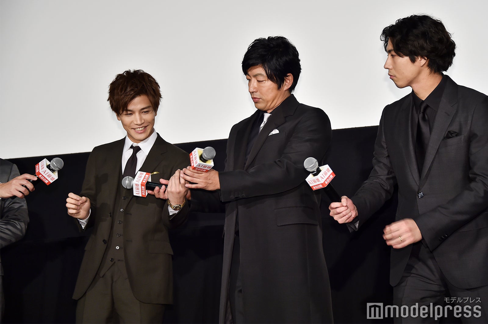 マイクの電源が入っておらず、周りからマイクを借りる岩田剛典（左）（C）モデルプレス