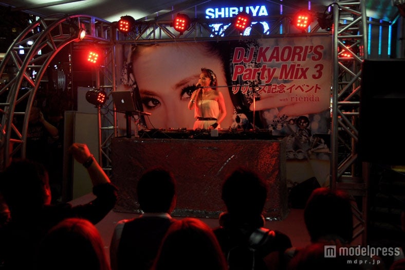 渋谷でライブパフォーマンスを行ったDJ KAORI