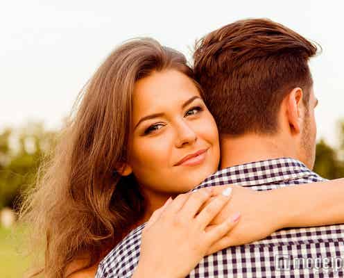 クールで無口なところが素敵!寡黙男子を落とす会話テク5つ
