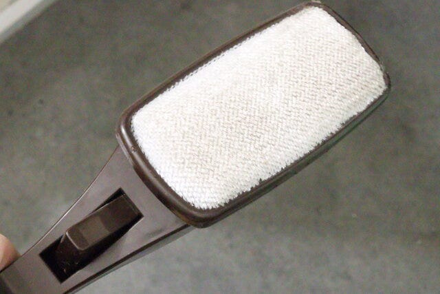 ダイソー 回転式ほこり取り ダイソーの玄関のタイル掃除に便利な回転式ほこり取り