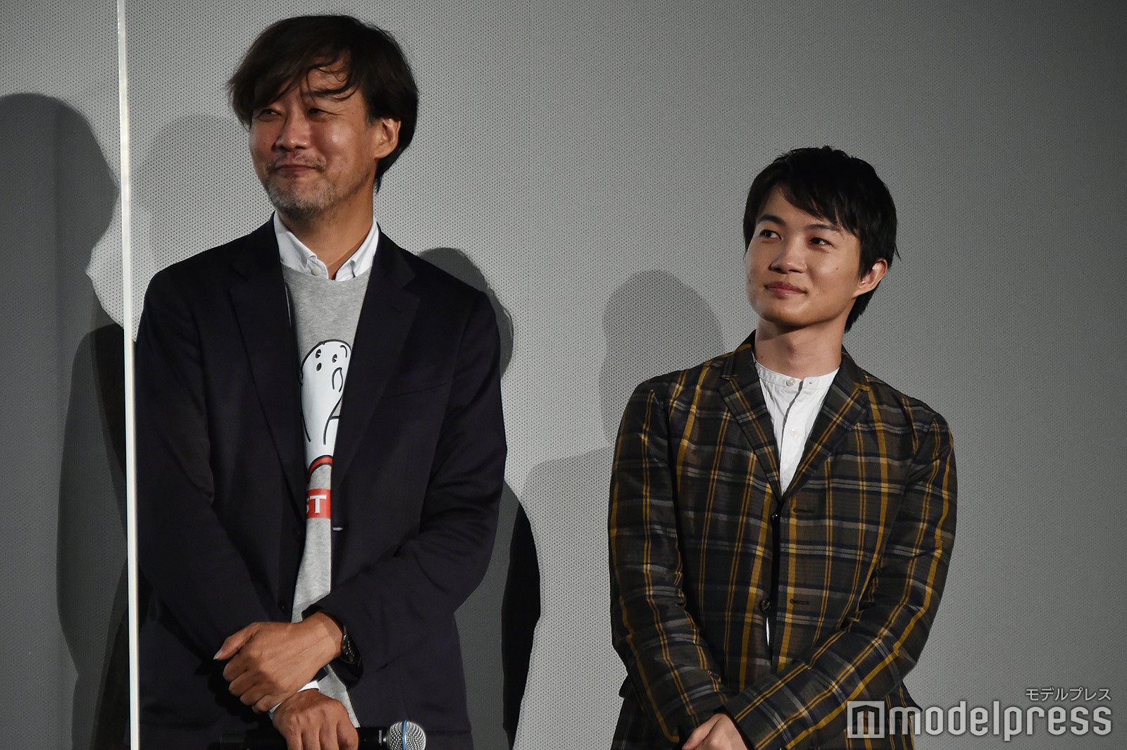 子どもたちの手紙を聞きながら表情とポーズがシンクロしている山崎貴監督＆神木隆之介（C）モデルプレス