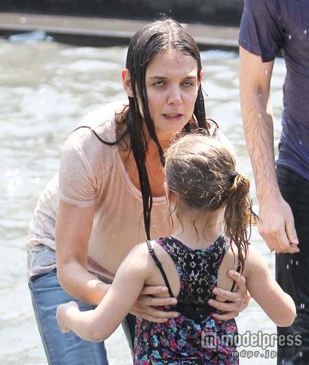 子供を抱き上げようと踏ん張り過ぎた？x17 online.com / Zeta Image