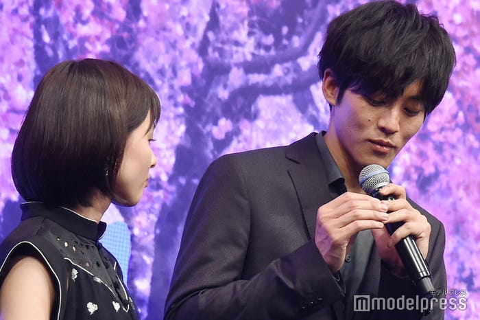 芳根京子と爪が大きいことを説明する松坂桃李 (C)モデルプレス