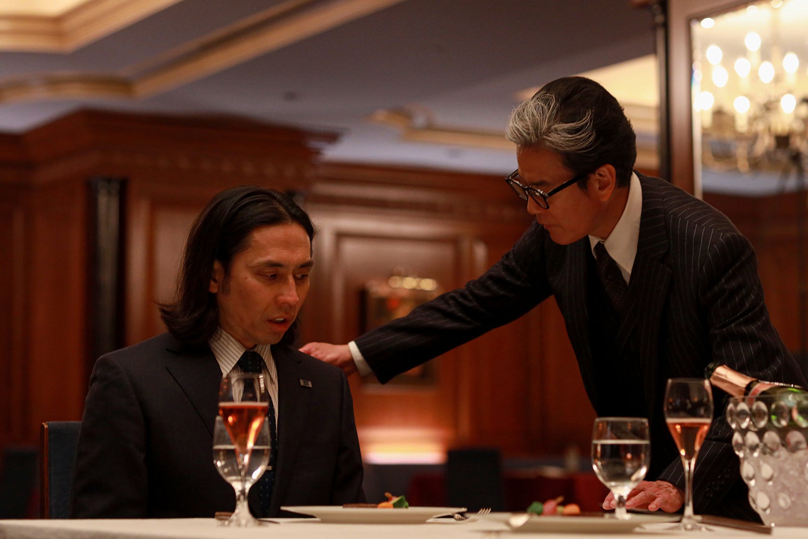 袴田吉彦、唐沢寿明「プライベートバンカー」第1話（C）テレビ朝日