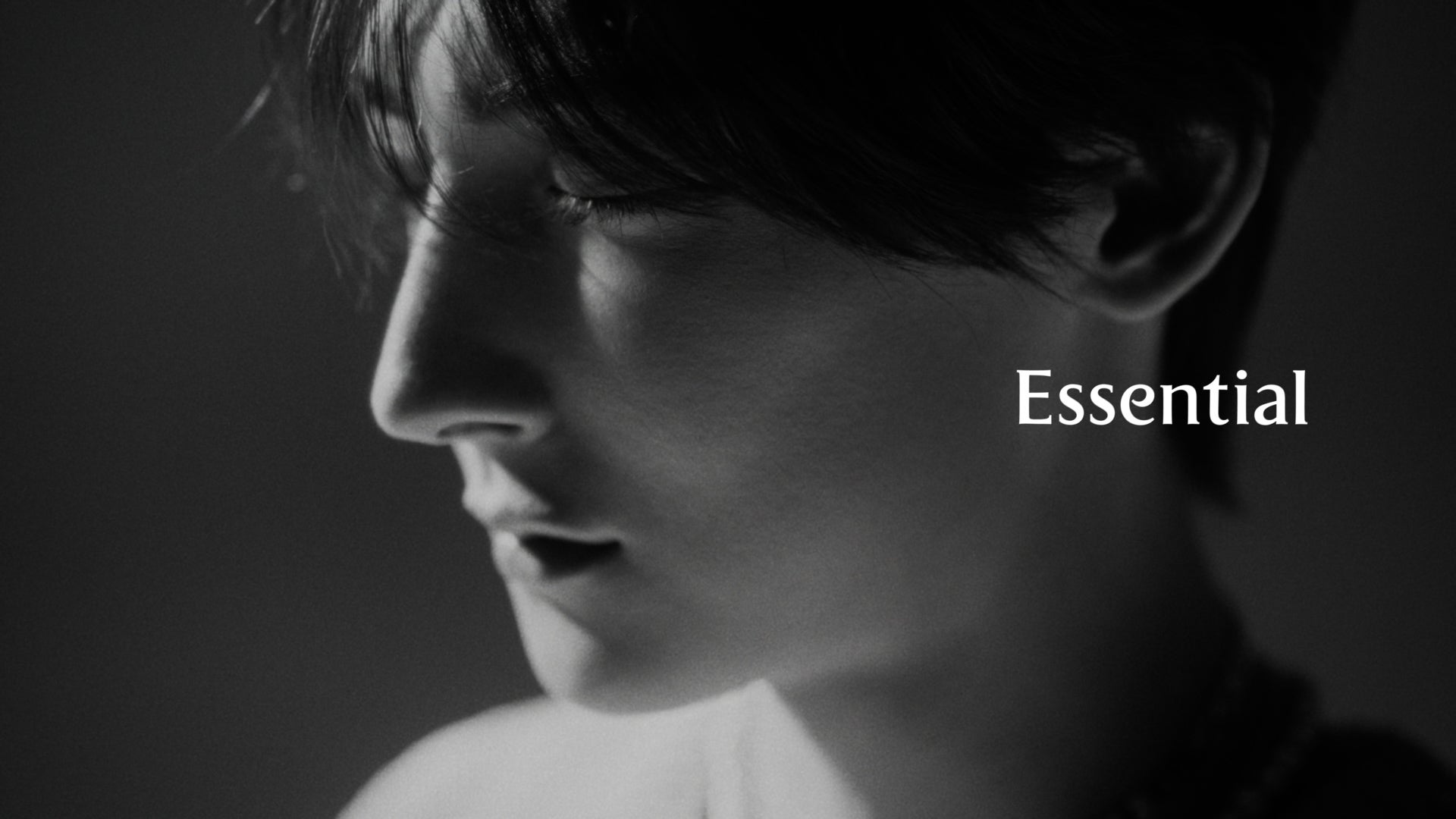 新Web CM「ROIROM 新たなデビュー」篇より（提供写真）