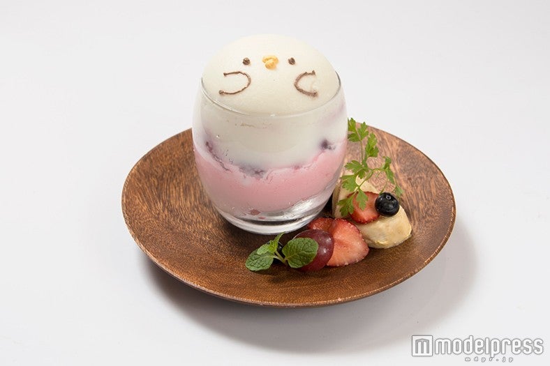 「グラスにはまってしまったピスケ杏仁豆腐」￥1，180（税抜）（C）kanahei／TXCOM
