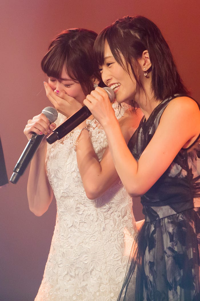 渡辺美優紀、盟友・山本彩の隣で…(C)NMB48