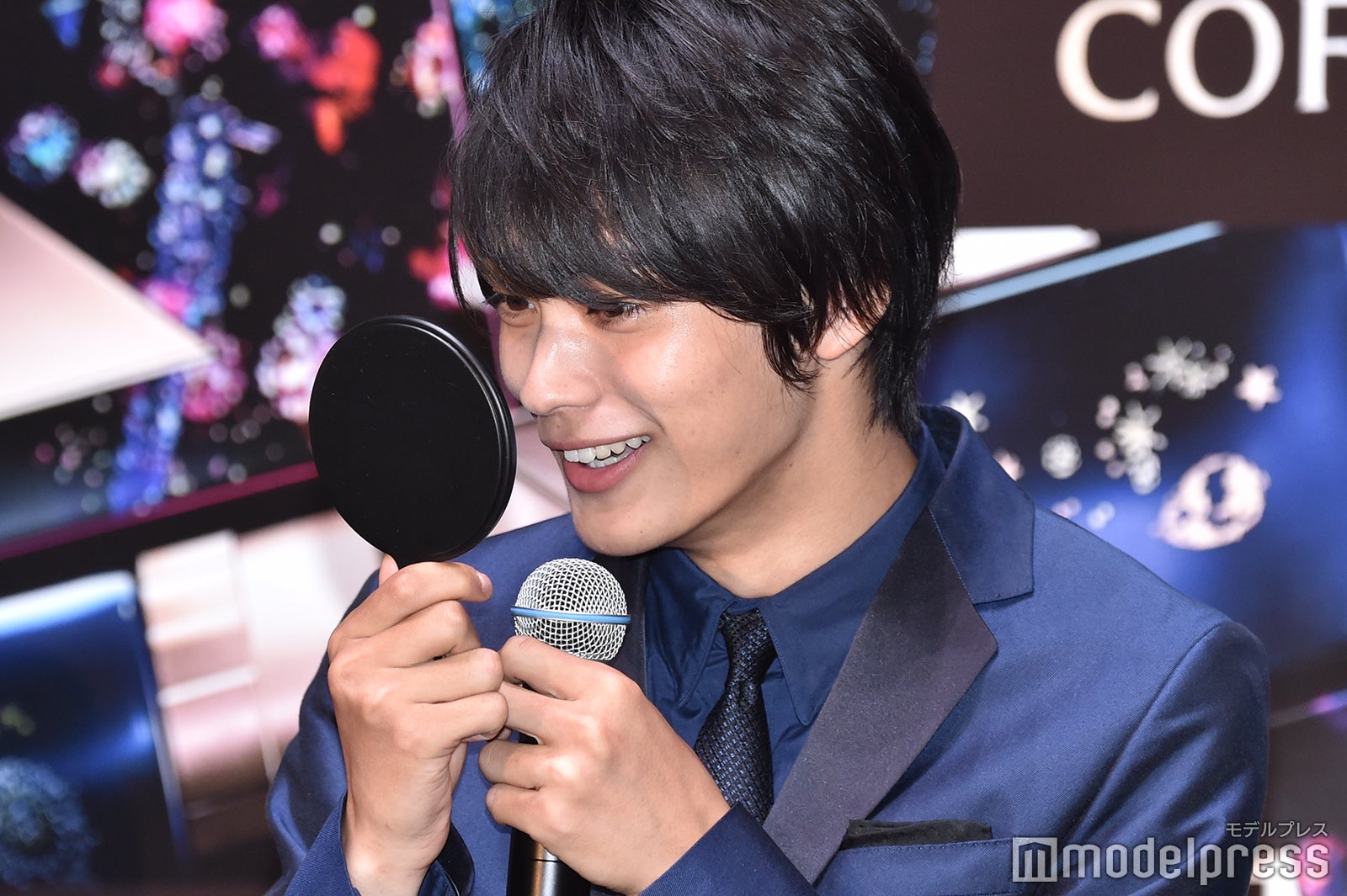 鏡を見てメイクアップした自分に驚く神尾楓珠 （C）モデルプレス