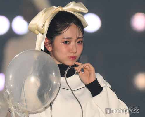 鈴木愛理、ラブリーな仕草に観客悶絶 白網タイツで美脚魅せ【関西コレクション 2024 A/W】