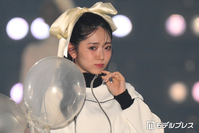 鈴木愛理、ラブリーな仕草に観客悶絶 白網タイツで美脚魅せ【関西コレクション 2024 A／W】