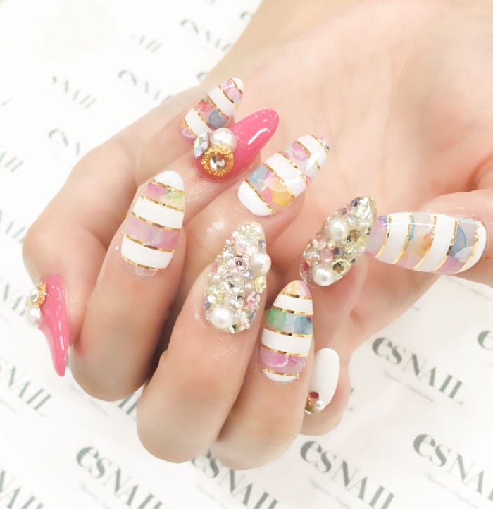 さり気ない花柄がオシャレ/画像提供:esNAIL