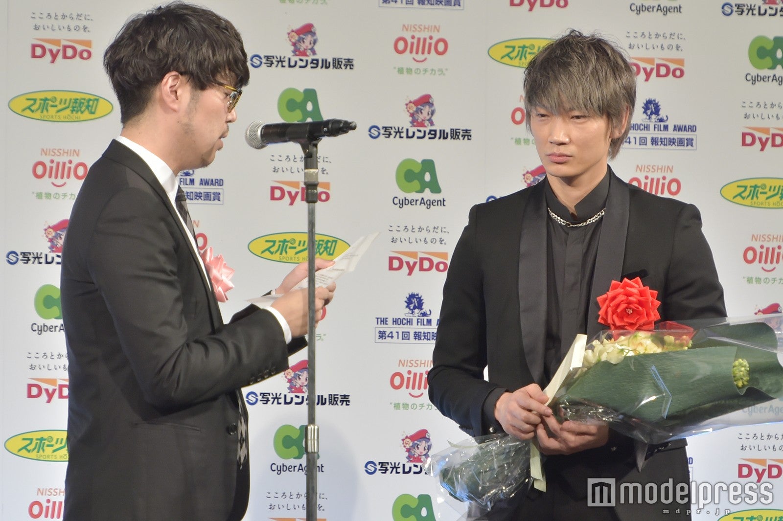 川村元気氏と綾野剛 （C）モデルプレス