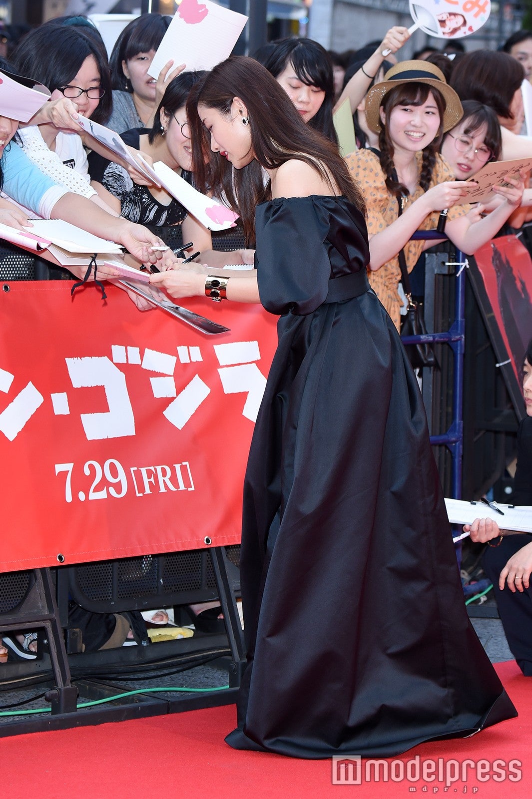 画像18/23) 石原さとみ、SEXY肩出しドレスで新宿降臨 - モデルプレス
