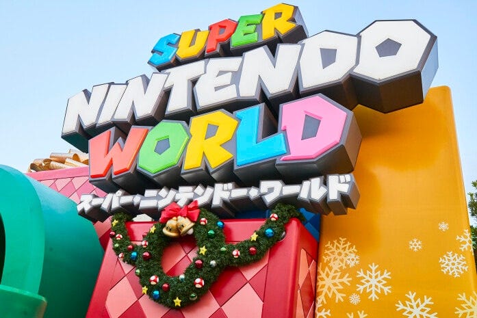 ウィンターデコレーションで彩られた、スーパー・ニンテンドー・ワールドの入口　画像提供：ユニバーサル・スタジオ・ジャパン