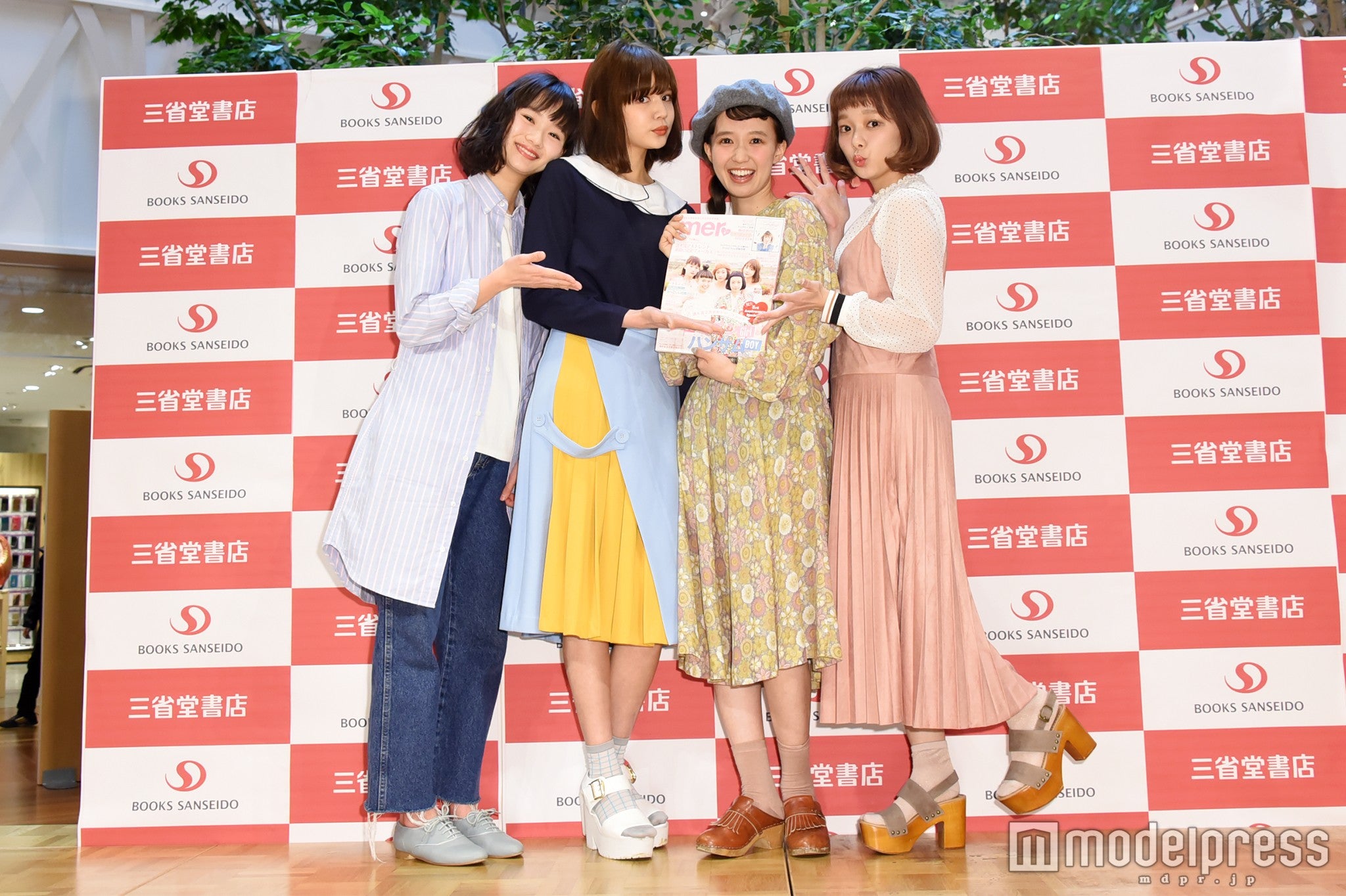 （左から）辻千恵、村田倫子、柴田紗希、荒井愛花（C）モデルプレス