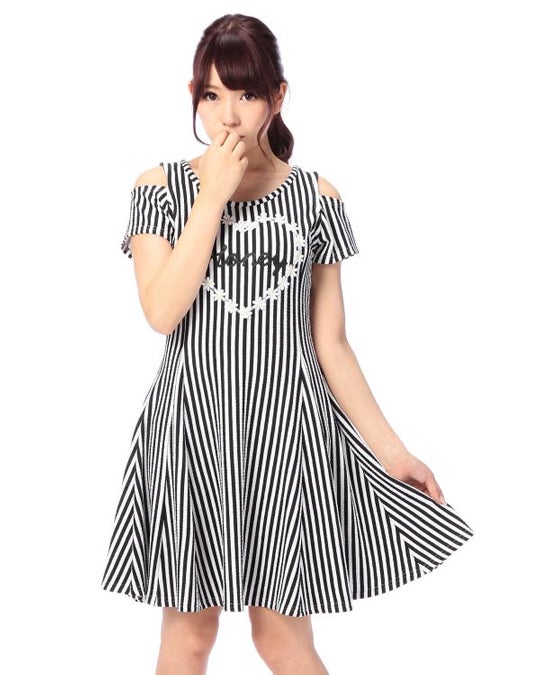 ストライプオフショルワンピース「Tokyo Kawaii Life」¥6,372（税込）