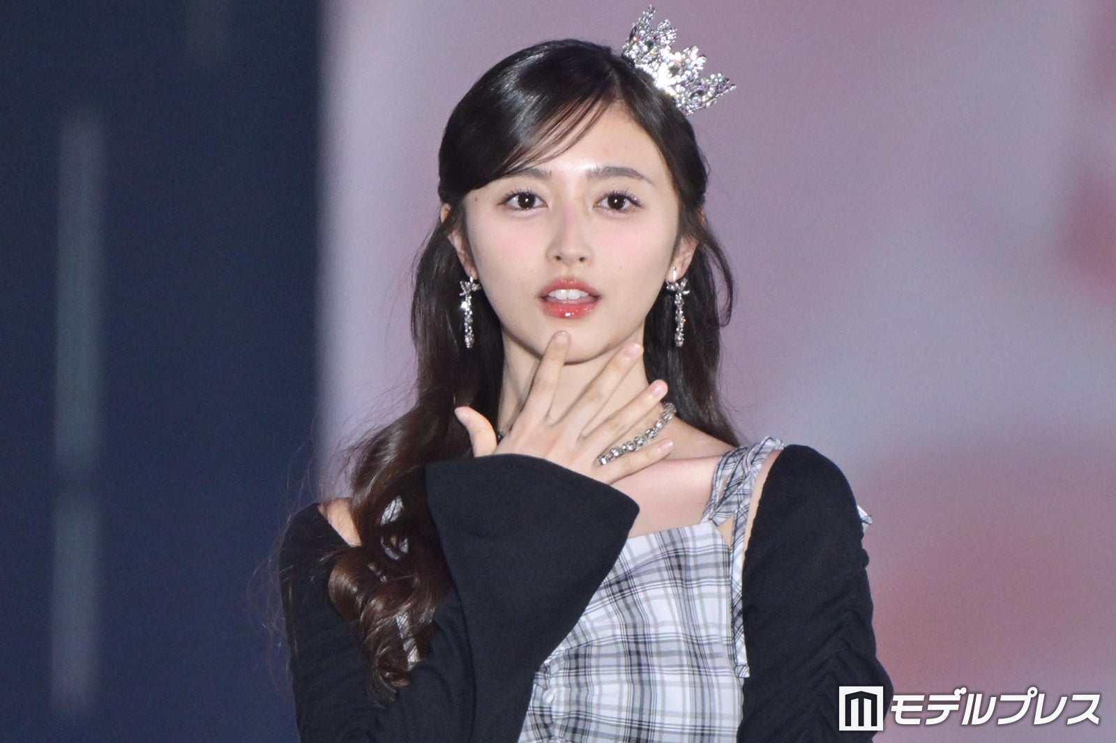 乃木坂46井上和、美肩チラリのキャミワンピコーデ キュートなポーズに歓声上がる【ガルアワ2026A/W】
