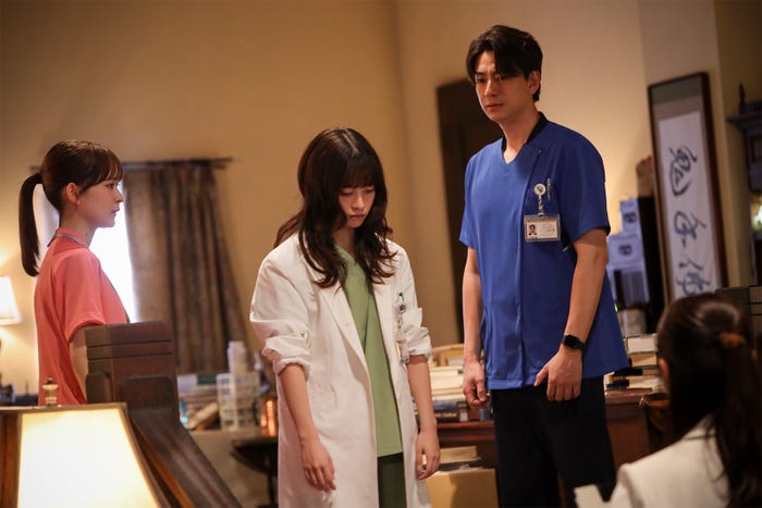 畑芽育、橋本環奈、三浦翔平「天久鷹央の推理カルテ」最終話(C)テレビ朝日