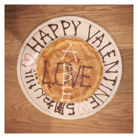 「ABE」「LOVE」のチーズケーキ/高橋愛オフィシャルブログ(Ameba)より