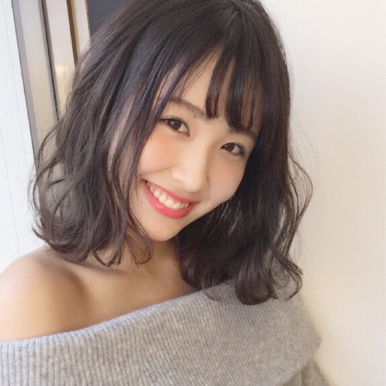 前髪ありの黒髪ヘアで「モテ♡」を呼び込む大人可愛いを狙ってみない？ モデルプレス