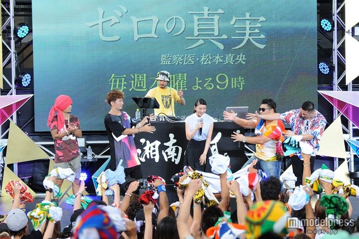 湘南乃風ライブにサプライズ登場した武井咲(中央)