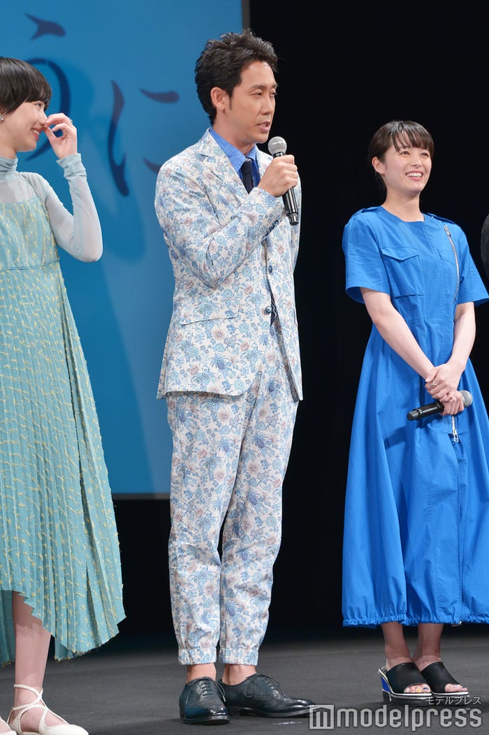 花柄のセットアップを着こなす大泉洋(C)モデルプレス