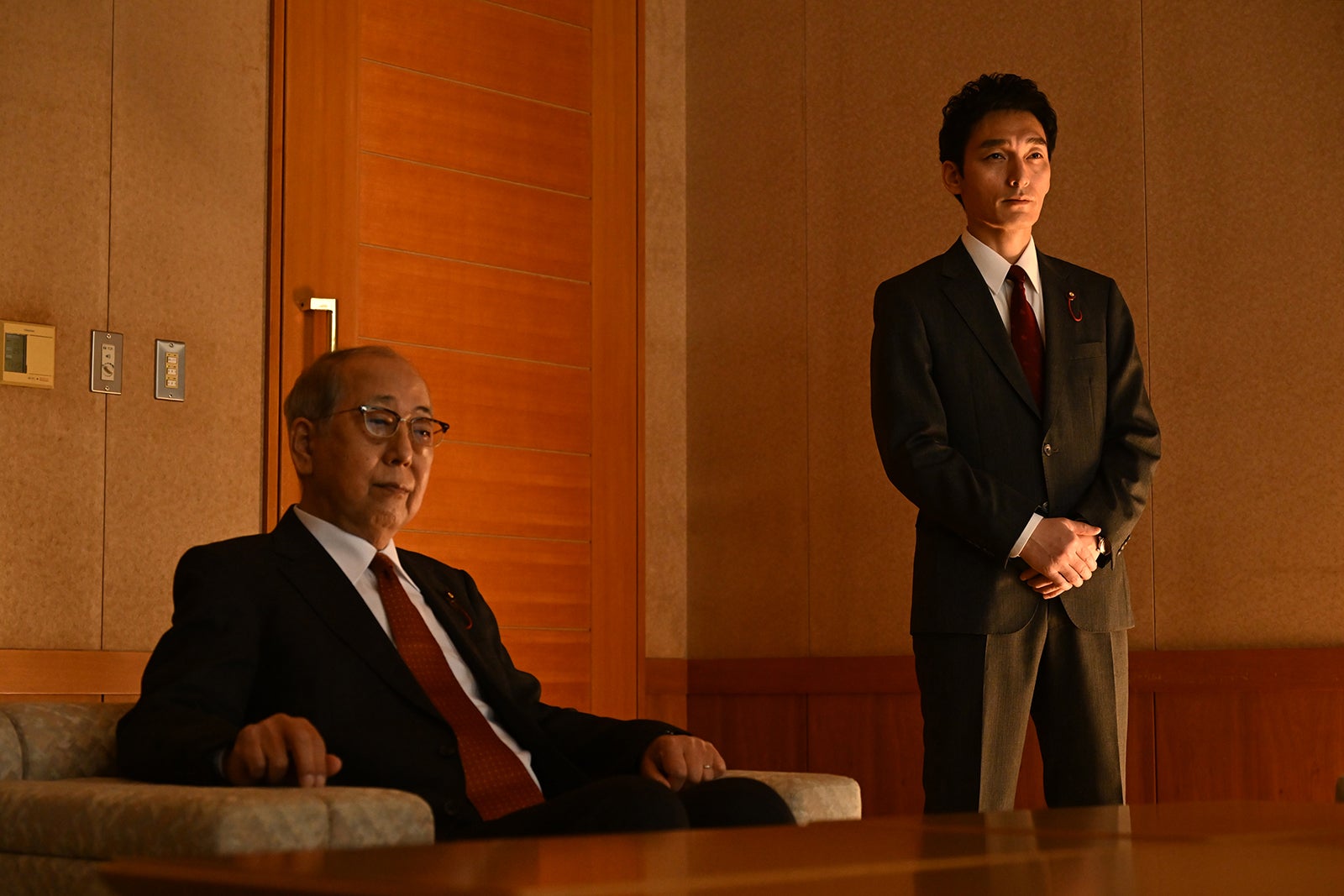 岸部一徳、草なぎ剛「罠の戦争」第9話より（C）カンテレ