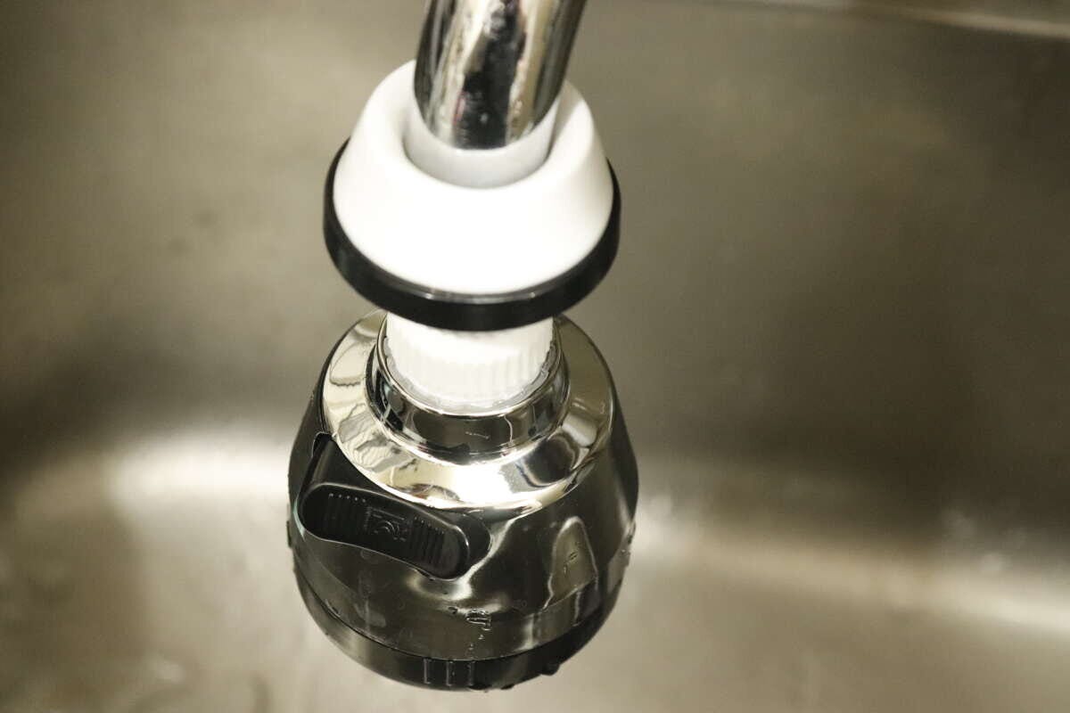 ダイソー 浄水蛇口用首ふりキット ダイソーの浄水蛇口用首ふりキットを別売りの浄水蛇口に取り付けた状態