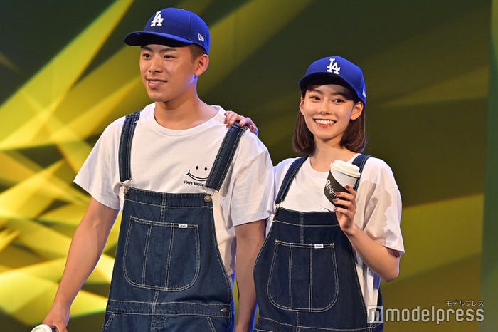 カップルyoutuberなこなこ お揃いオーバーオールで ラブラブ密着 ランウェイ Tgc Teen 21 Summer モデルプレス カップルyoutuberなこなこ お揃いオーバーオールで ラブラブ密着 ランウェイ Tgc Teen 21 Summer モデルプレス