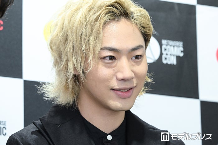 東海オンエアてつや、第1子誕生を2ショットで報告「パパが未来永劫守り抜きます」 妻は峯岸みなみ