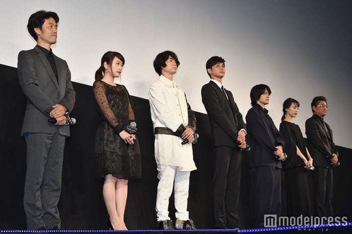 (左から)佐藤信介監督、川栄李奈、菅田将暉、東出昌大、池松壮亮、戸田恵梨香、船越英一郎(C)モデルプレス