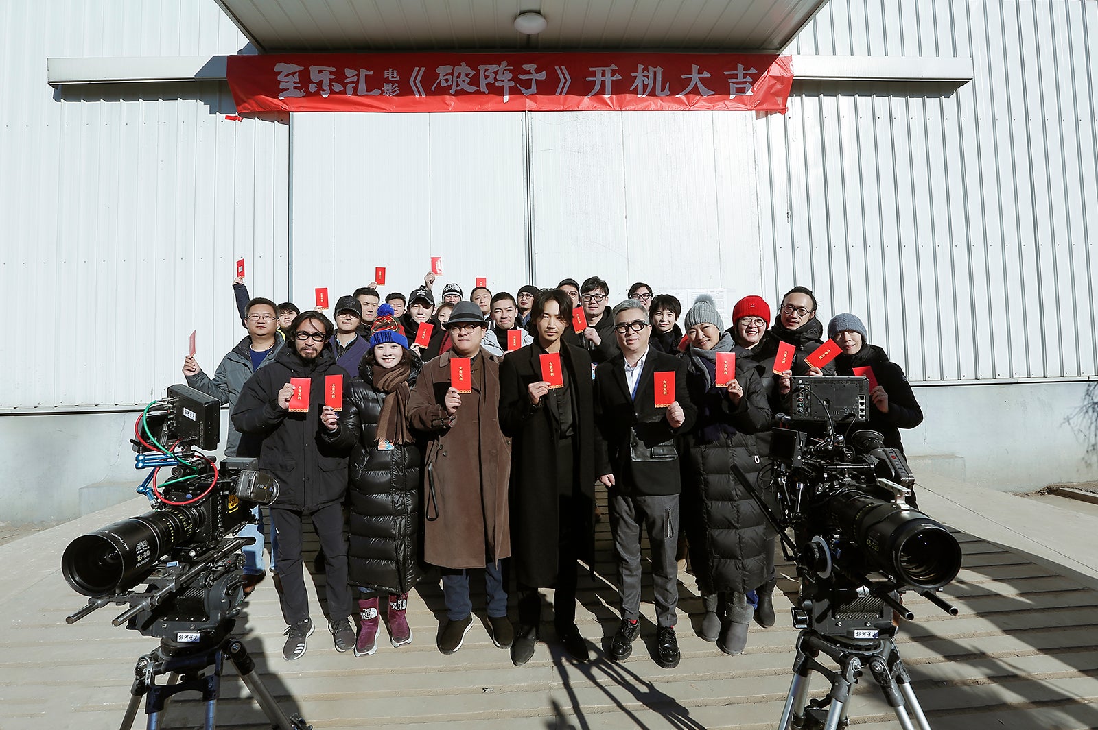 （中央）綾野剛 （提供画像）