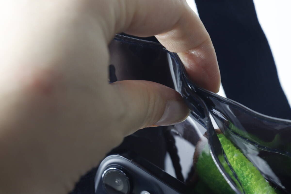 指でビニールバッグの縁をつまみ、素材の厚みを確認している 指でビニールバッグの縁をつまみ、素材の厚みを確認している