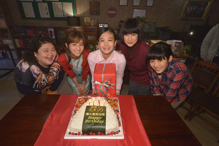 清水富美加の誕生日祝いの様子(画像提供:テレビ朝日)
