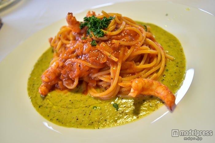 「Spaghetti with shrimps in tomato sauce on pistachio pesto」17,600ウォン