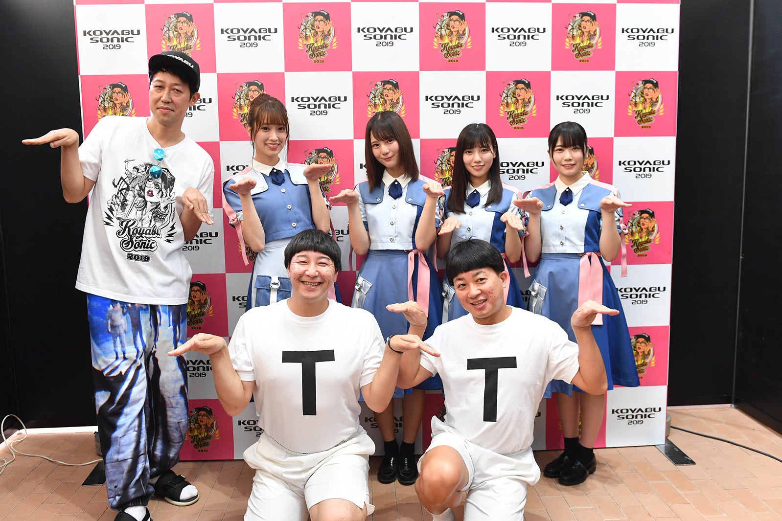 （後列左から）小籔千豊、佐々木久美、小坂菜緒、河田陽菜、丹生明里（前列左から）長田庄平、松尾駿／「コヤブソニック2019」の様子（提供写真）