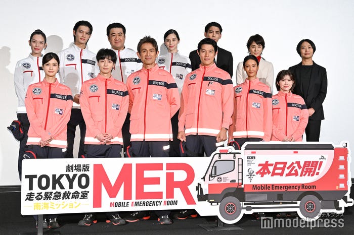 (後列左より)フォンチー、佐野勇斗、小手伸也、中条あやみ、賀来賢人、石田ゆり子、松木彩監督(前列左より)生見愛瑠、高杉真宙、江口洋介、鈴木亮平、菜々緒、宮澤エマ(C)モデルプレス