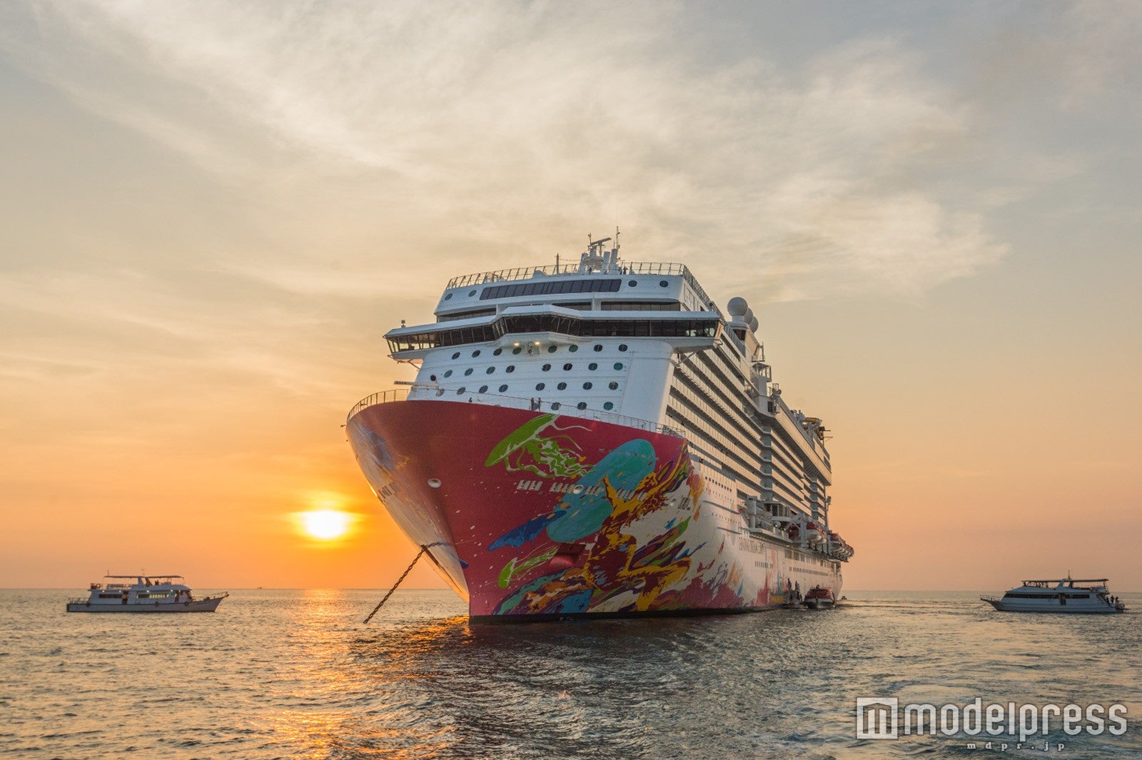 夕日を浴びる巨大な船に感動 （C）モデルプレス