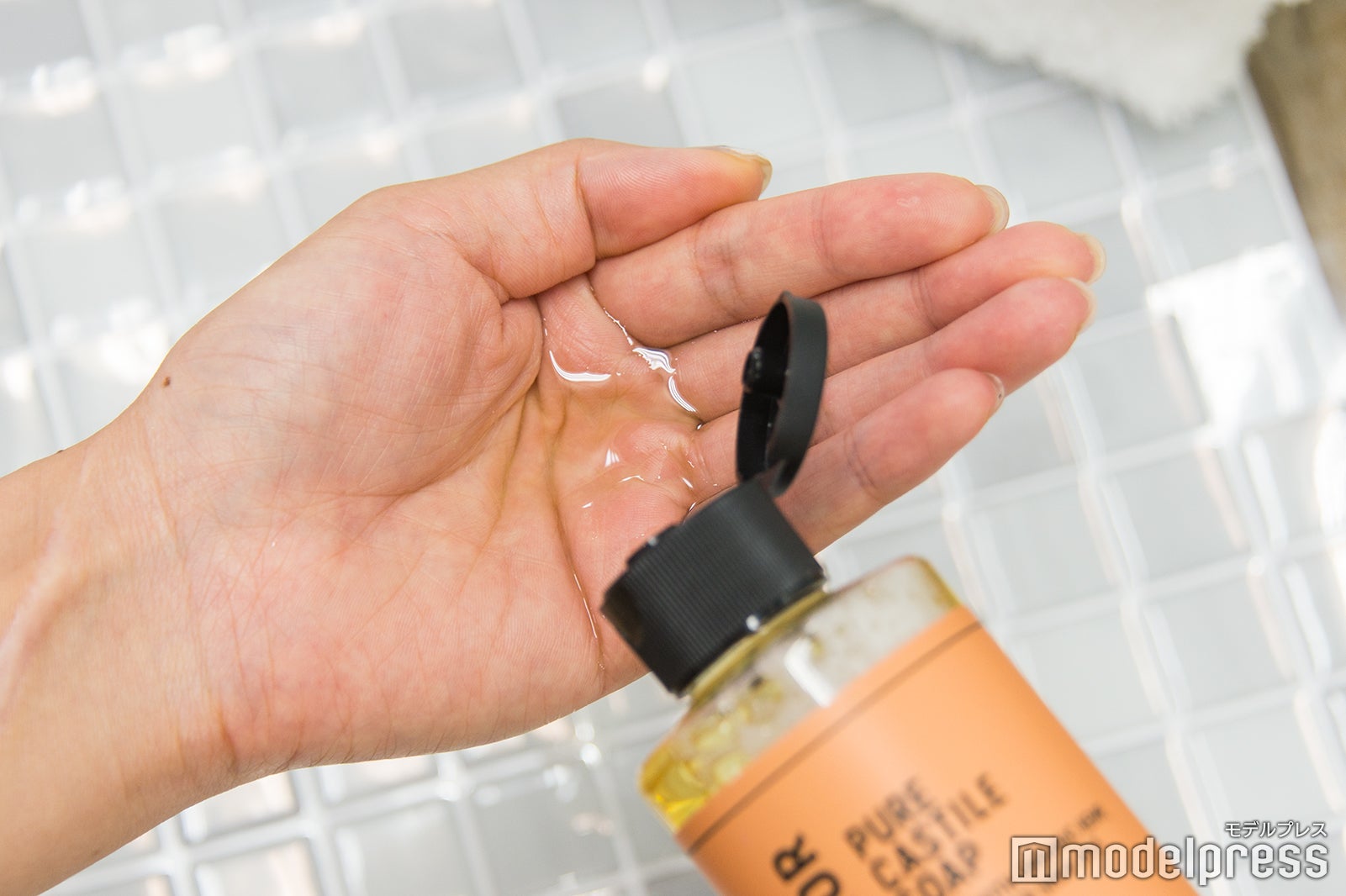 サラサラと肌なじみの良いテクスチャ（C）モデルプレス
