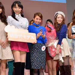 新世代モデルとして選ばれた直後の様子（左から）山本美月、大沼ふじさん、櫻井恵里奈さん、タチバナサエリさん、久松郁実