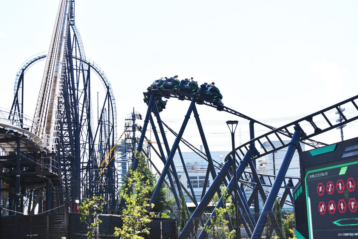 後ろ向きで旋回中。左に見えているのは「FUJIYAMA」のコースです