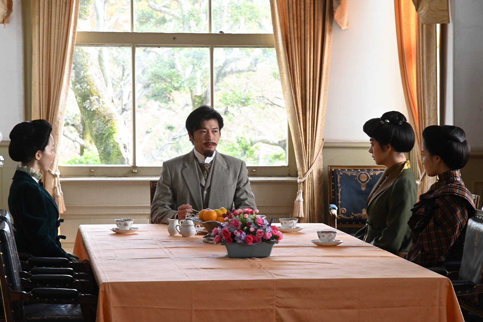 平岩紙、田中圭、池田エライザ、広瀬すず （C）テレビ朝日