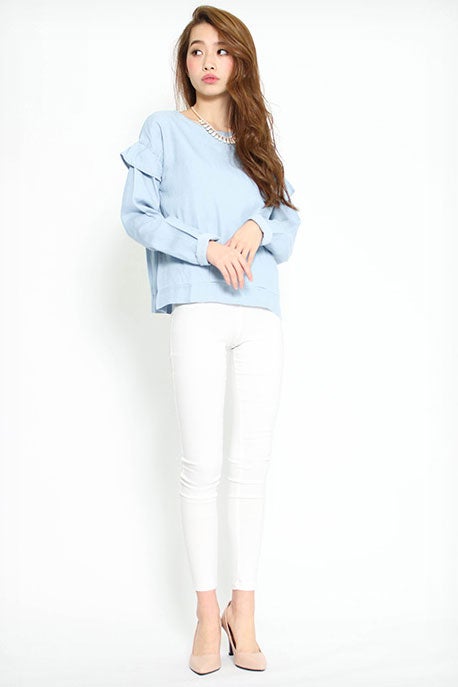 ライトデニムショルダーフリルブラウス「salus」2,790円（税込）