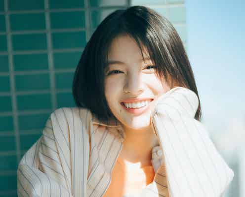 出口夏希、自然な笑顔にキュン「ヤンマガ」表紙登場