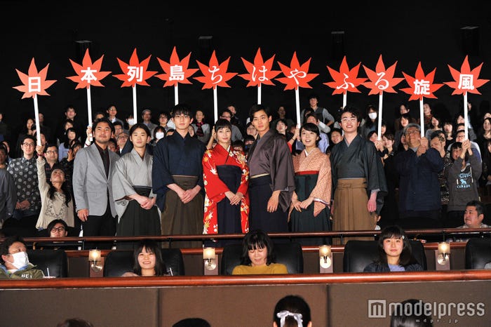 (左から)小泉徳宏監督、矢本悠馬、真剣佑、広瀬すず、野村周平、上白石萌音、森永悠希(C)モデルプレス