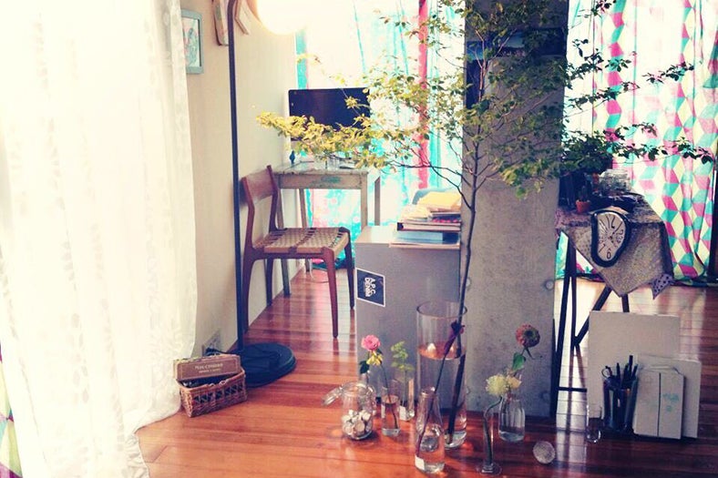 光が差しこみ、とにかく明るい室内