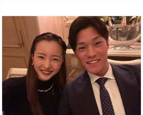 板野友美、夫・高橋奎二選手&愛娘との家族ショット公開「理想の家族」「娘さん可愛い」