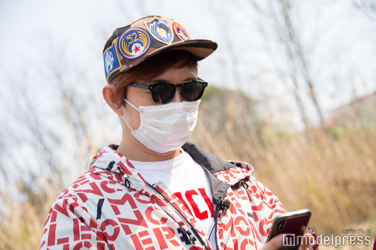 上司に電話 （C）モデルプレス