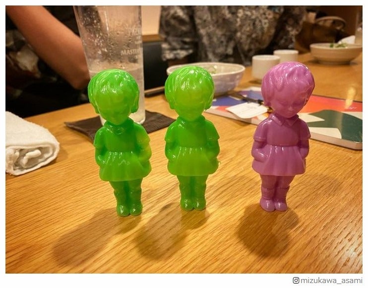 安藤サクラからの贈り物・さちこ（中央）／水川あさみInstagram